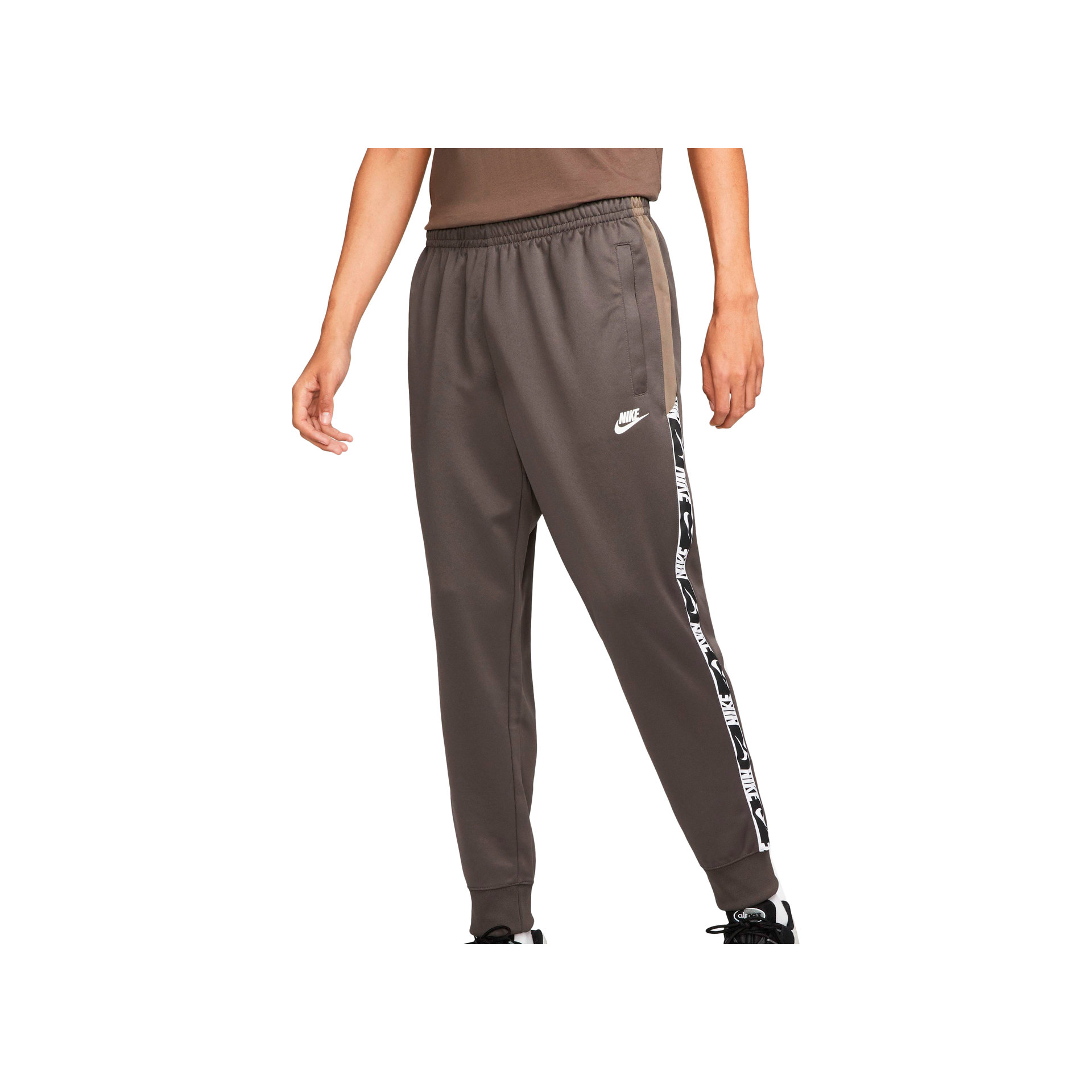 Nike Pantalón Hombre M NSW REPEAT PK JOGGER vista frontal Nike Pantalón Hombre M NSW REPEAT PK JOGGER vista frontal