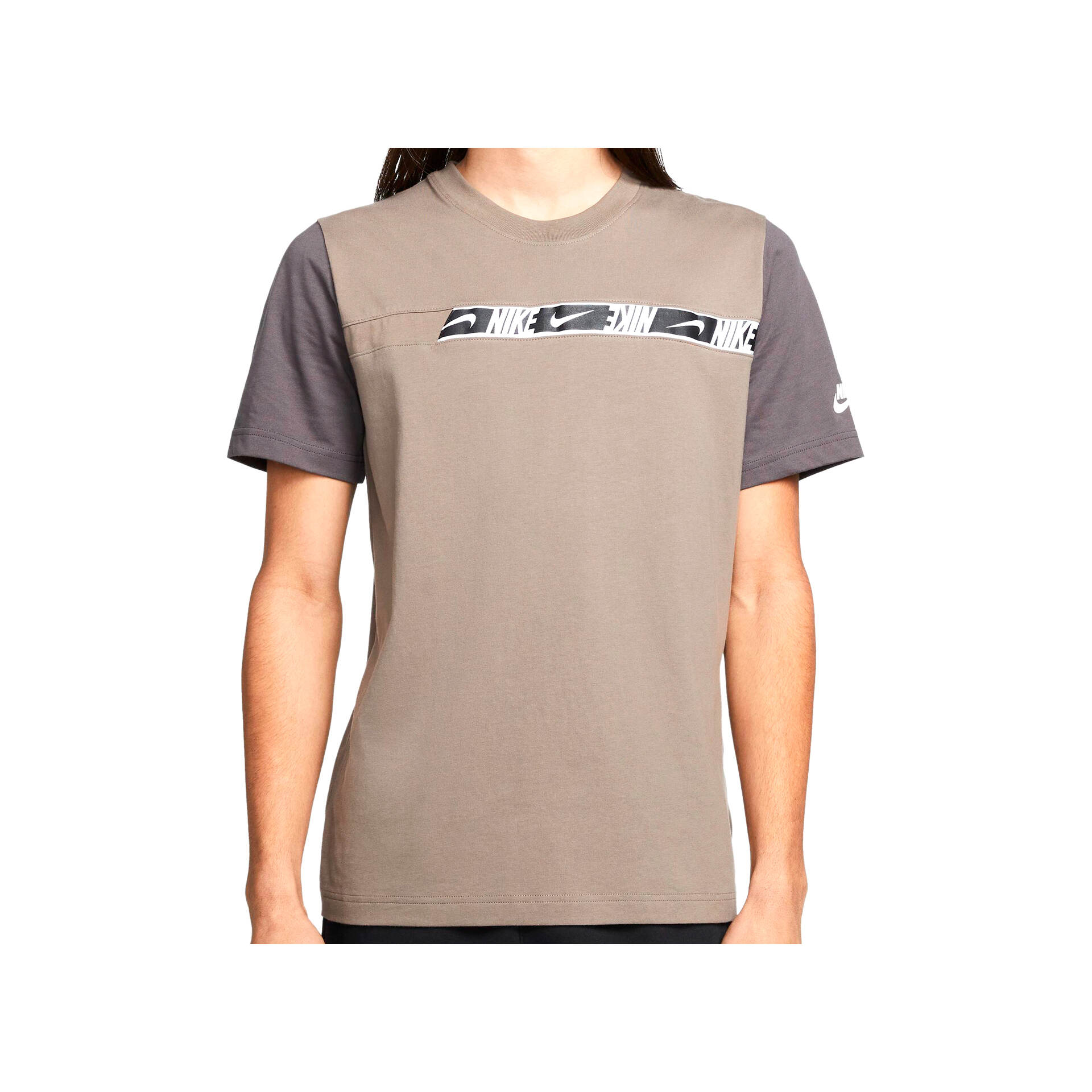 Nike Camiseta Hombre M NSW REPEAT SS TOP vista frontal Nike Camiseta Hombre M NSW REPEAT SS TOP vista frontal