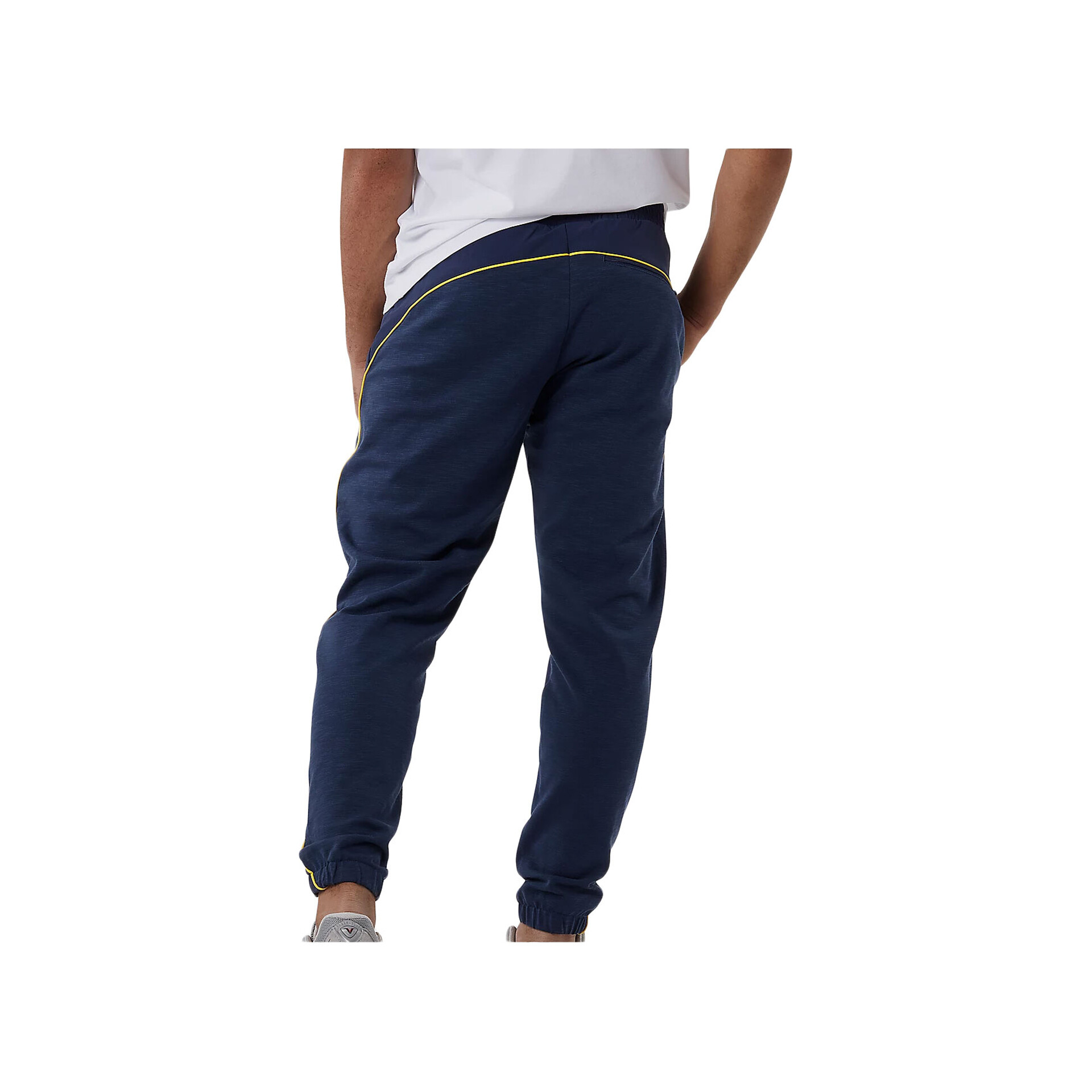 New Balance Pantalón Hombre Athletics Woven Cargo Pant vista trasera New Balance Pantalón Hombre Athletics Woven Cargo Pant vista trasera