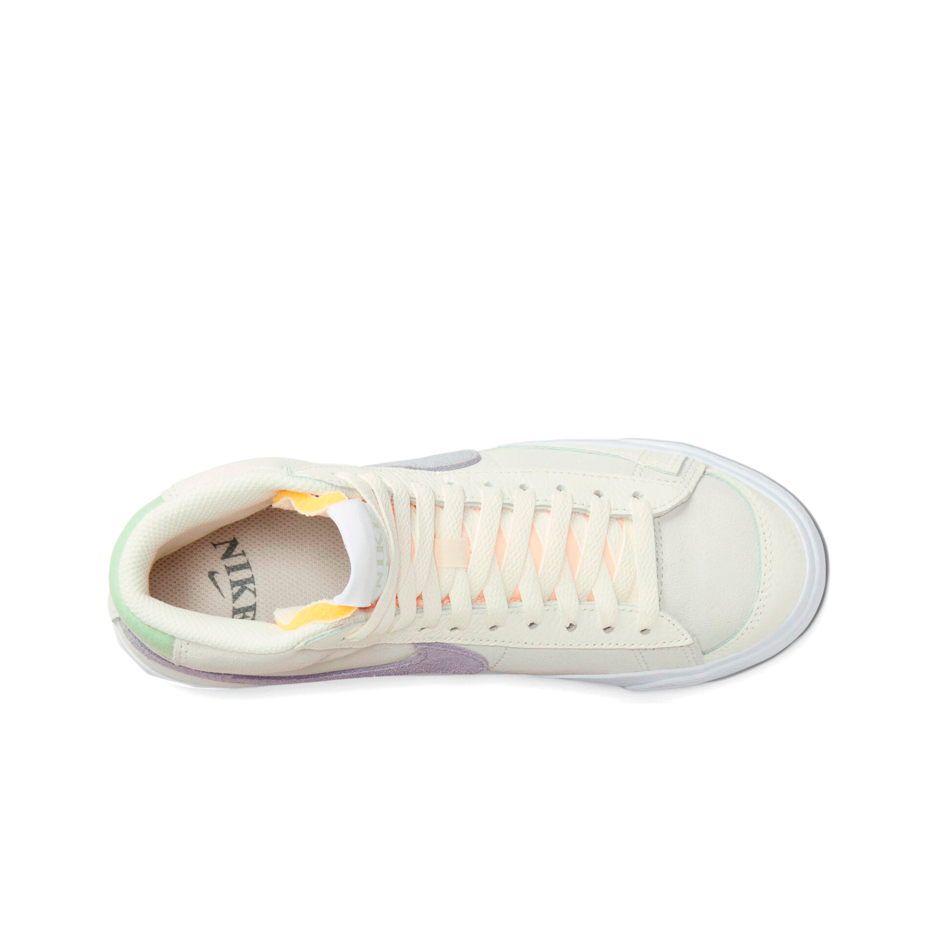 Nike Zapatillas Mujer WMNS NIKE BLAZER MID '77 vista frontal girada 45º Nike Zapatillas Mujer WMNS NIKE BLAZER MID '77 vista frontal girada 45º